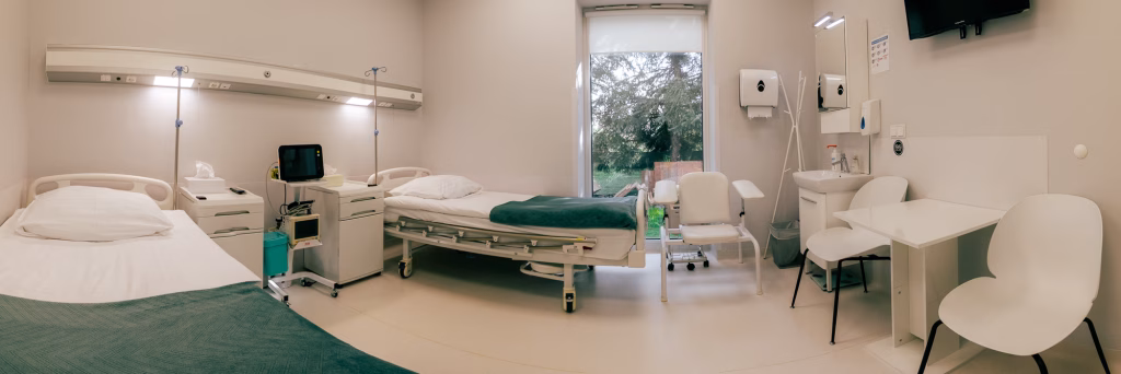 Sala chorych w Hauzer Clinic — łóżka szpitalne i przestrzeń dla pacjentów